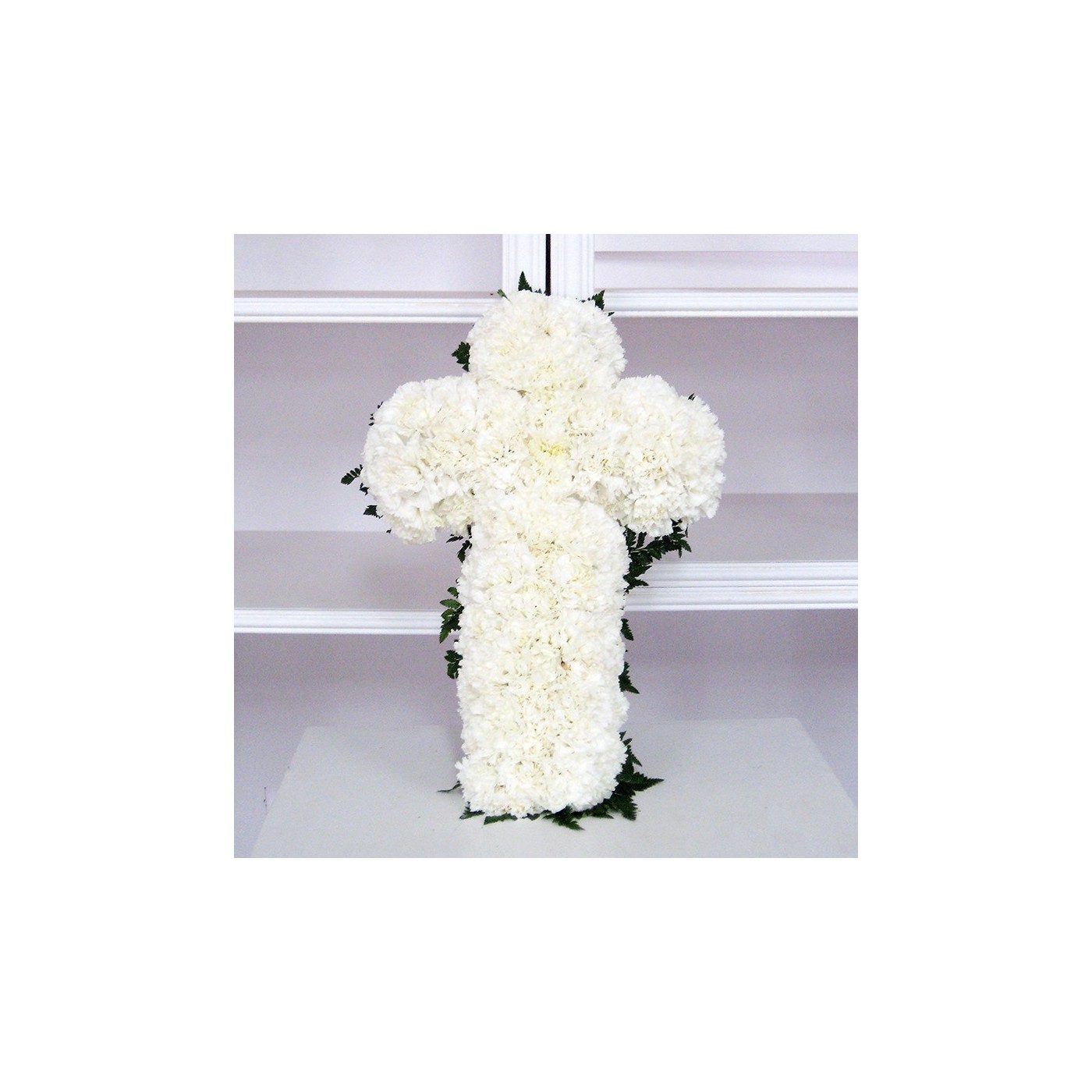 Comprar Cruz de claveles blancos Barcelona