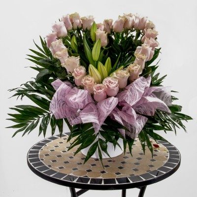 Comprar Centro de 25 rosas en forma corazón Barcelona