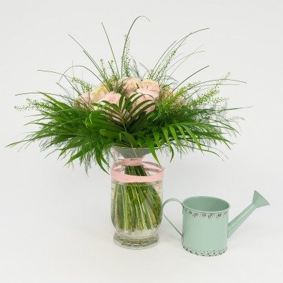 Comprar Bouquet de 16 rosas en jarrón Barcelona