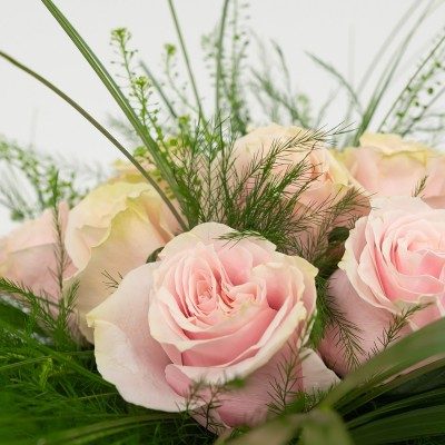 Comprar Bouquet de 16 rosas en jarrón Barcelona