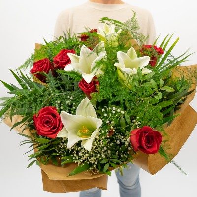 Comprar Ramo de longuiflorum y rosas rojas Barcelona