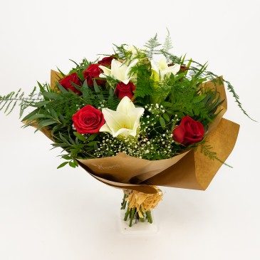 Comprar Ramo de longuiflorum y rosas rojas Barcelona
