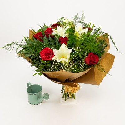 Comprar Ramo de longuiflorum y rosas rojas Barcelona