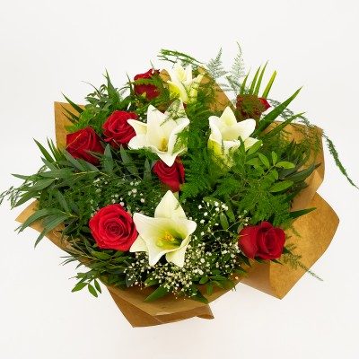 Comprar Ramo de longuiflorum y rosas rojas Barcelona
