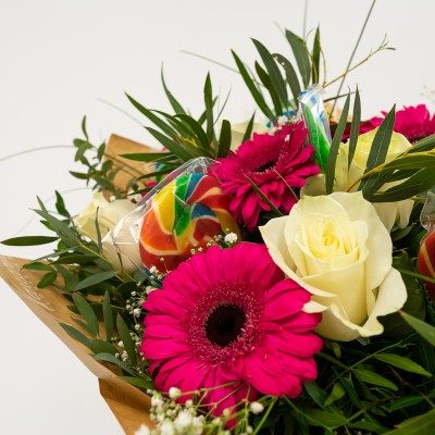 Comprar Ramo de flor variada y piruletas Barcelona