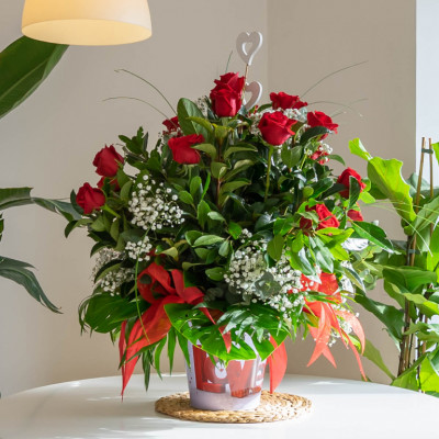 Comprar Llautó de 18 rosas vermelles amb verds decoratius i cor Barcelona