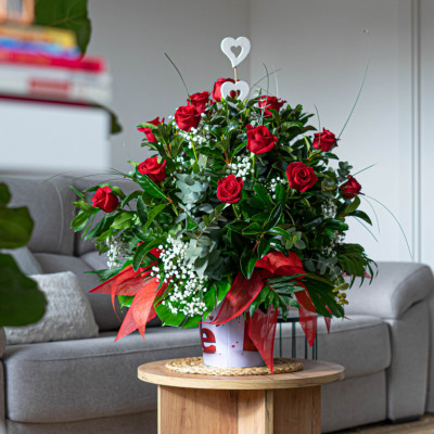 Comprar Llautó de 18 rosas vermelles amb verds decoratius i cor Barcelona
