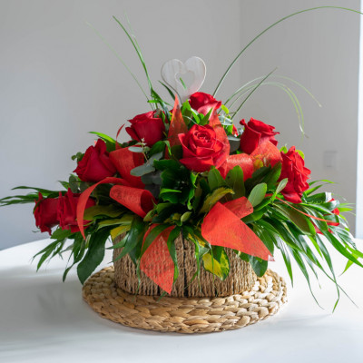 Comprar Cesta de rosas rojas + REGALO de 3 chocolatinas Barcelona