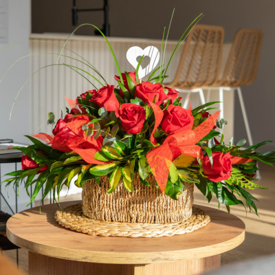 Comprar Cesta de rosas rojas + REGALO de 3 chocolatinas Barcelona