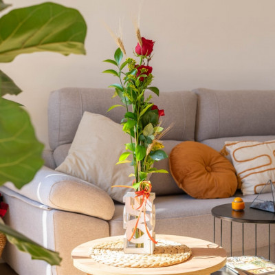 Comprar Base LOVE amb 3 roses vermelles Barcelona