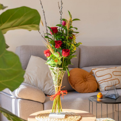 Comprar Estructura de vimet amb 6 roses vermelles Barcelona