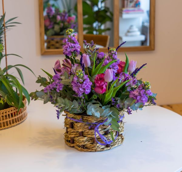 Cesta de madera flores moradas Cesta de flores variadas