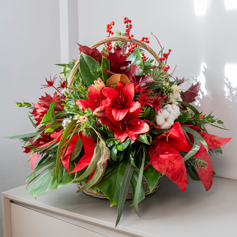 lilium rojo en cesta de flores cesta de flores con lilium