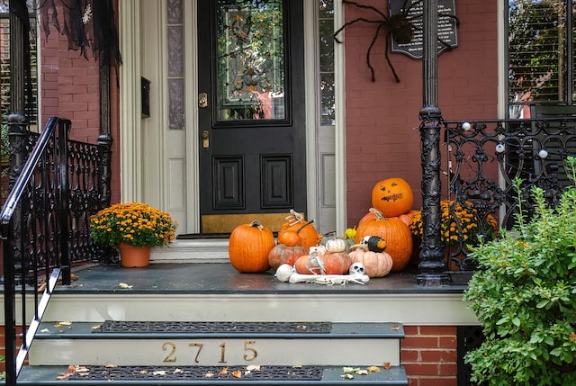 calabazas como decoración puerta de entrada halloween